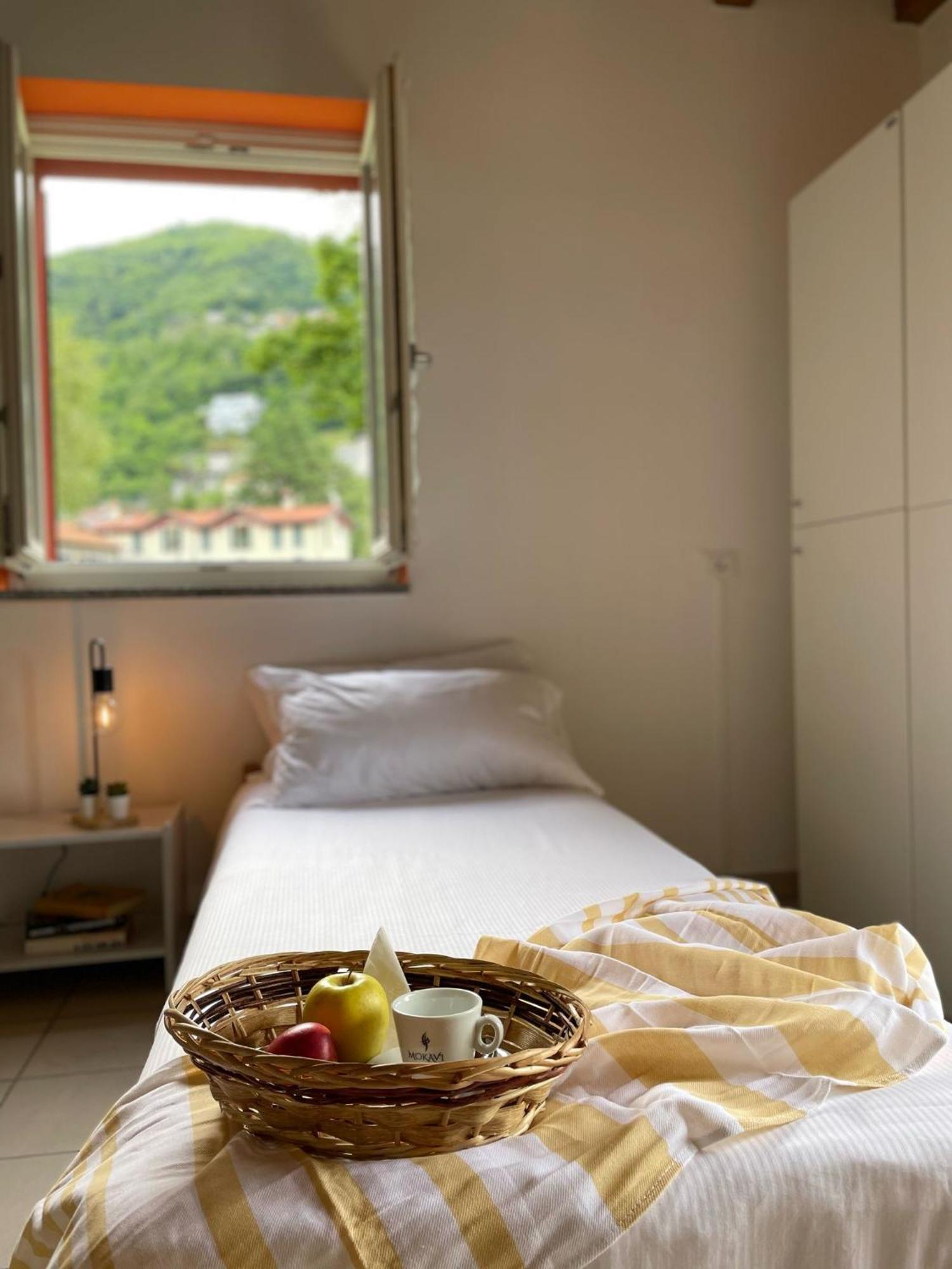 Ostello Casa Rossa Laveno-Mombello Bagian luar foto