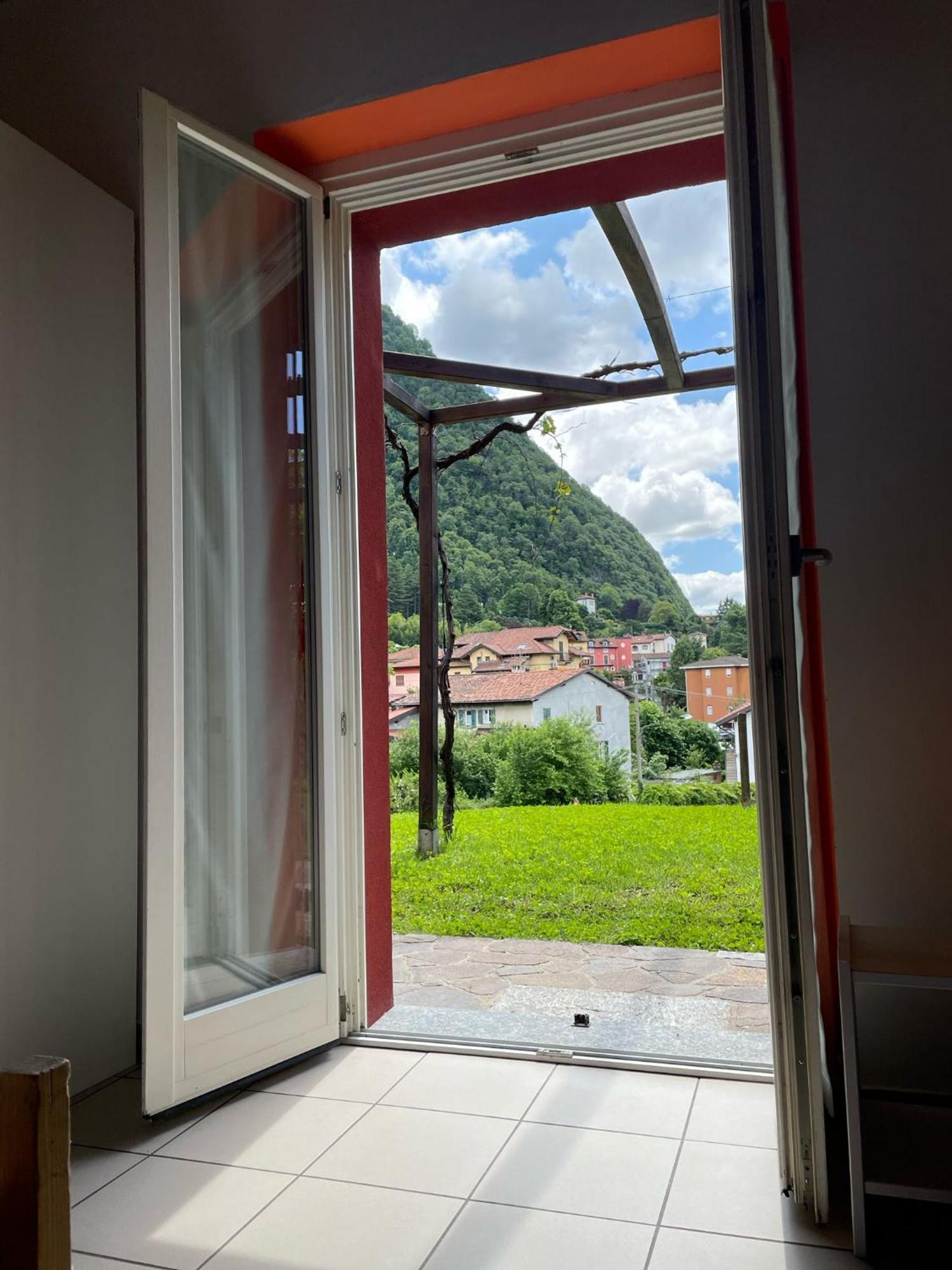 Ostello Casa Rossa Laveno-Mombello Bagian luar foto