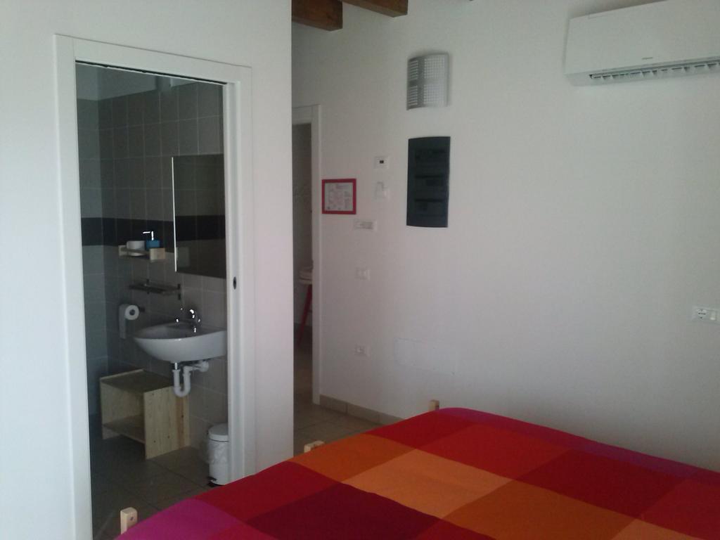 Ostello Casa Rossa Laveno-Mombello Ruang foto