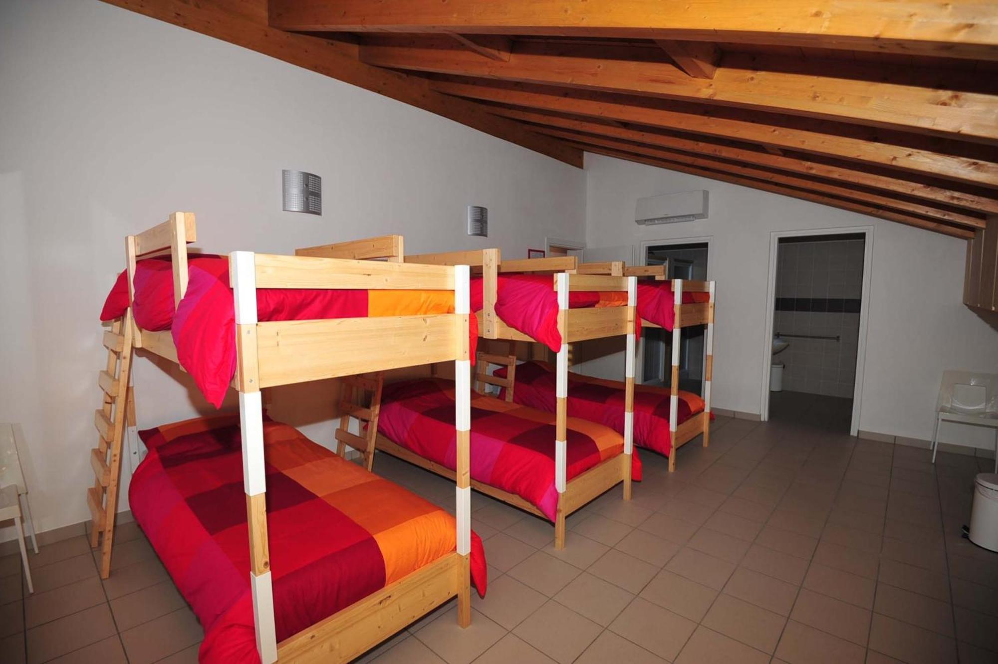 Ostello Casa Rossa Laveno-Mombello Bagian luar foto