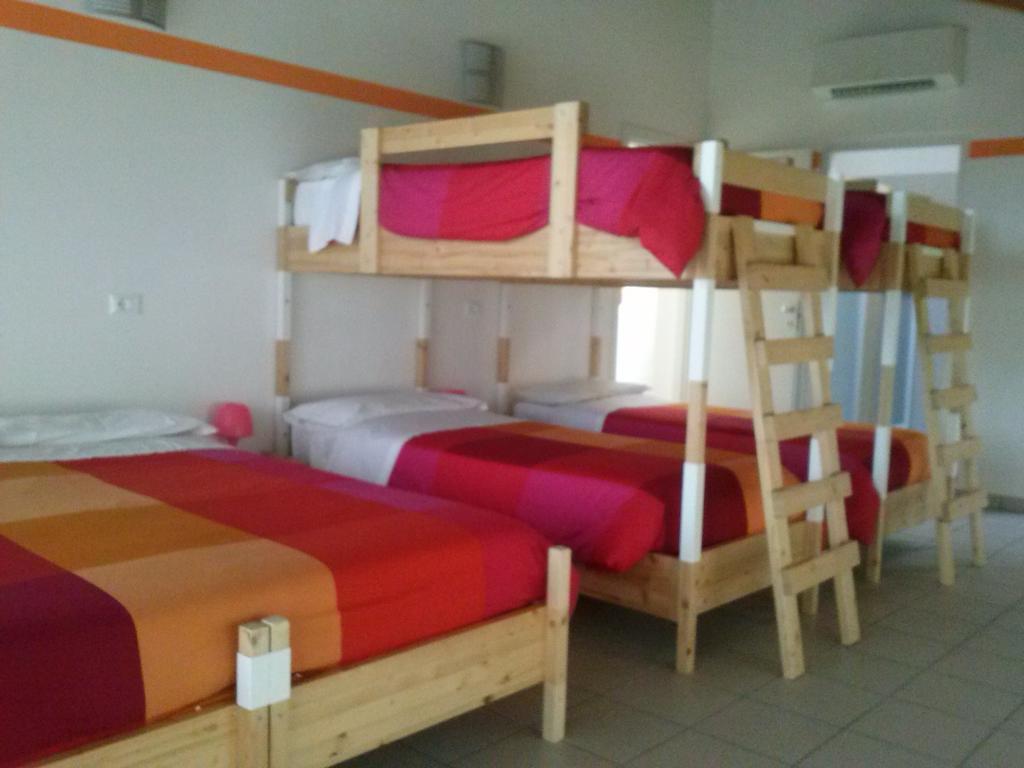 Ostello Casa Rossa Laveno-Mombello Bagian luar foto