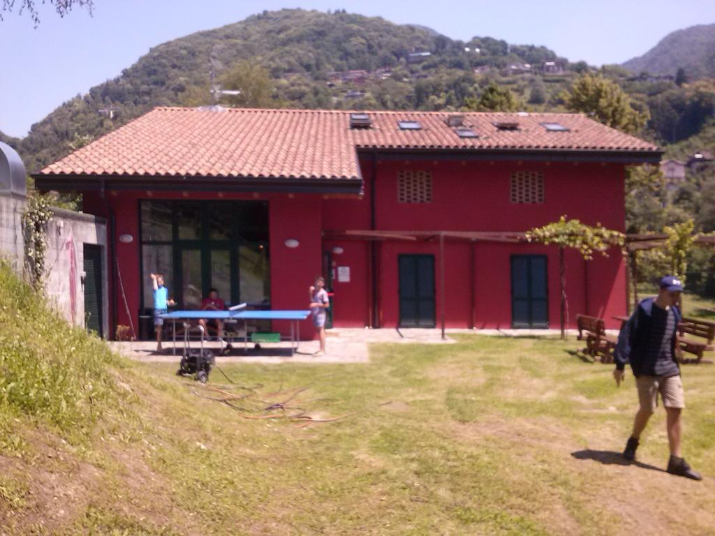 Ostello Casa Rossa Laveno-Mombello Bagian luar foto