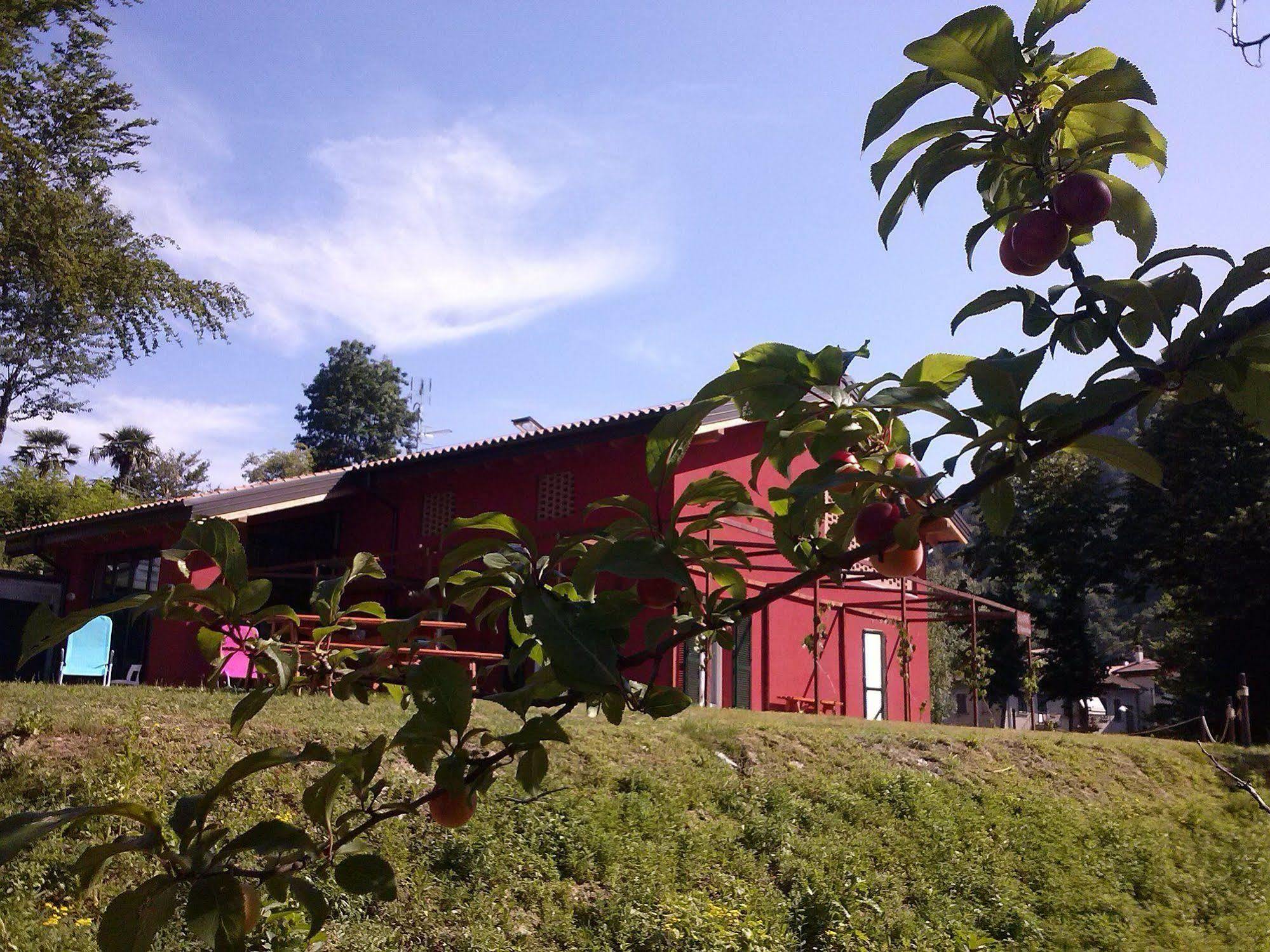 Ostello Casa Rossa Laveno-Mombello Bagian luar foto