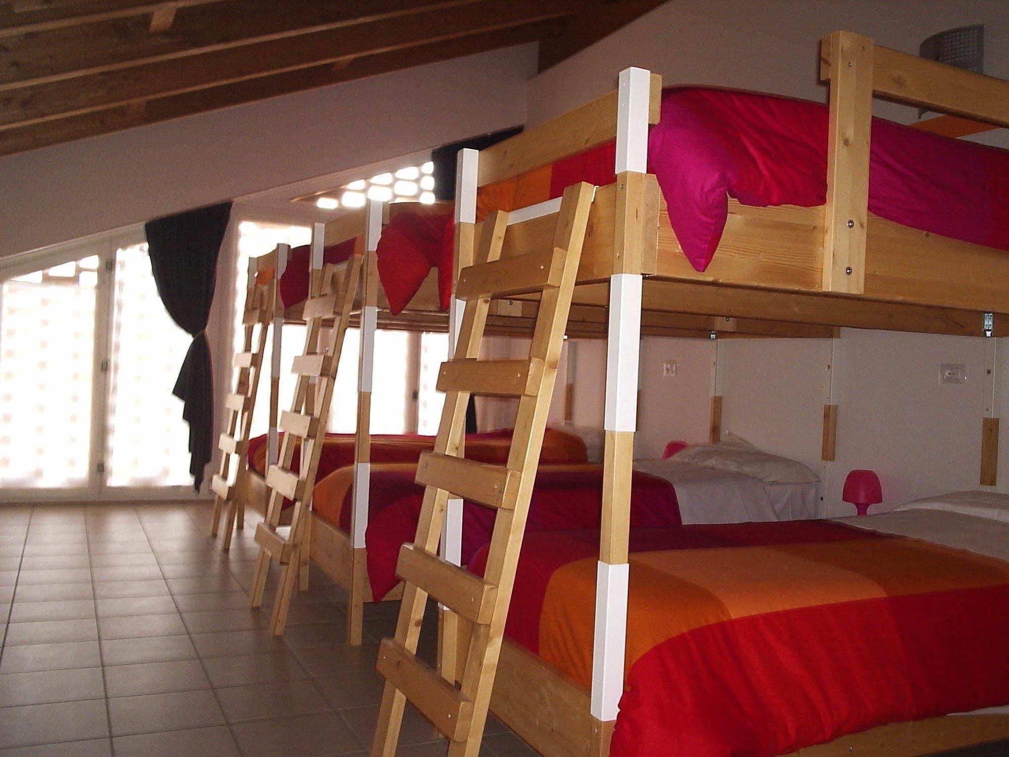 Ostello Casa Rossa Laveno-Mombello Bagian luar foto