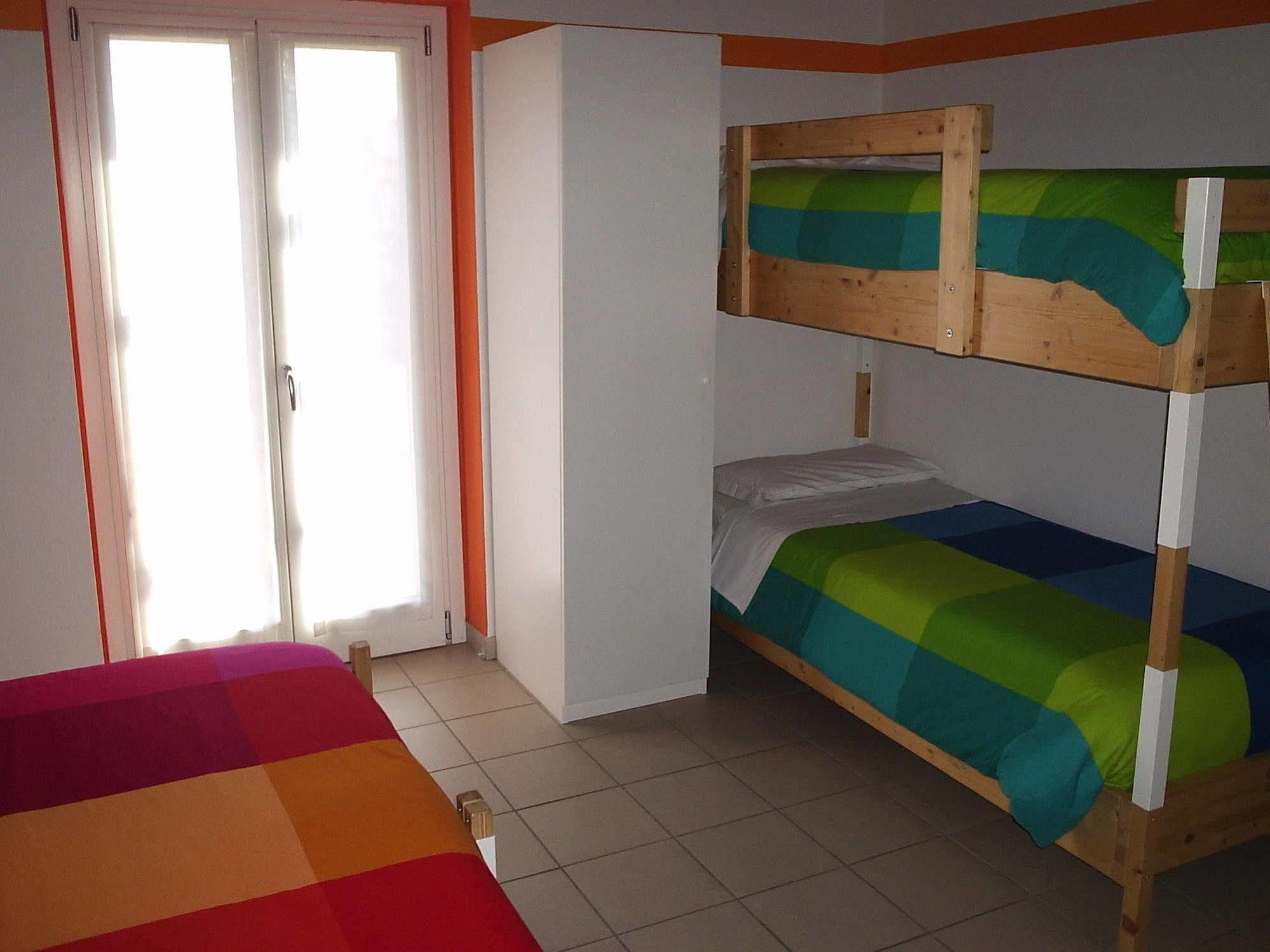 Ostello Casa Rossa Laveno-Mombello Bagian luar foto