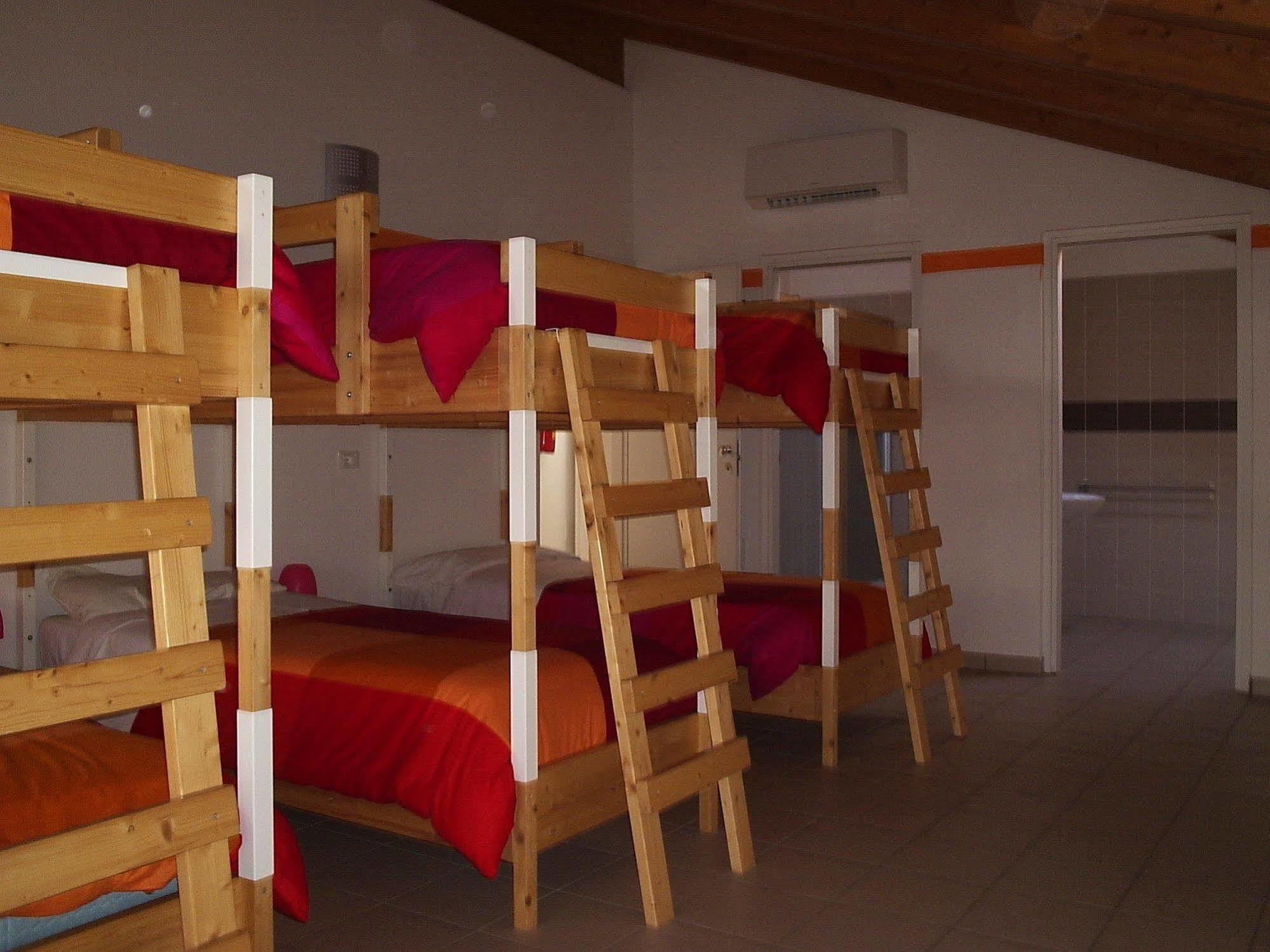 Ostello Casa Rossa Laveno-Mombello Bagian luar foto