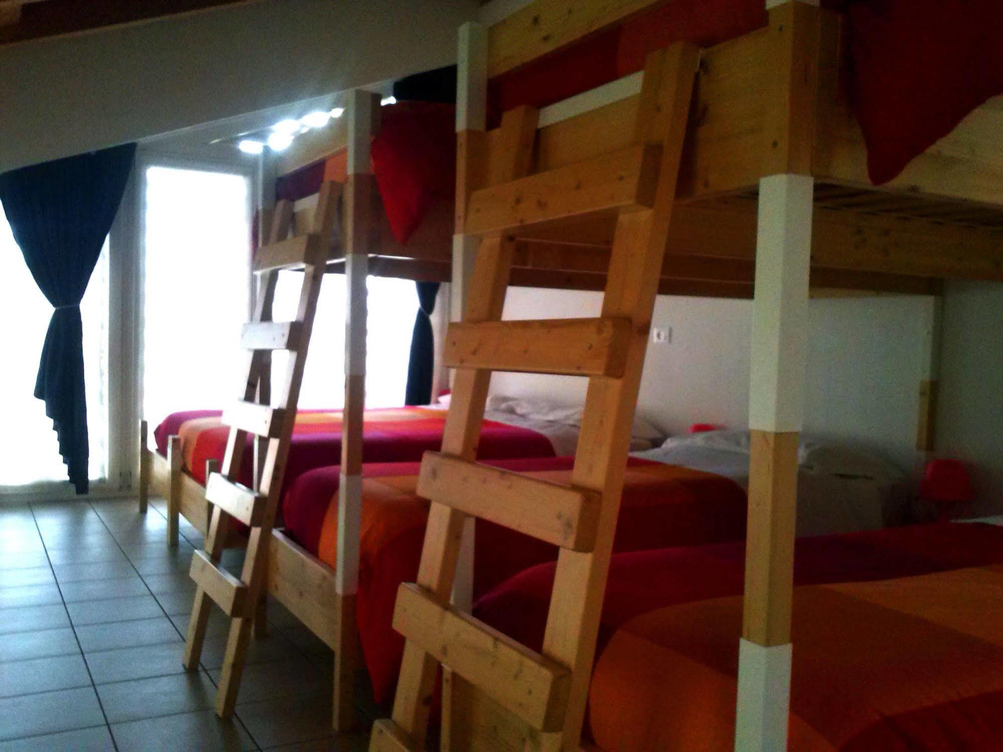 Ostello Casa Rossa Laveno-Mombello Bagian luar foto